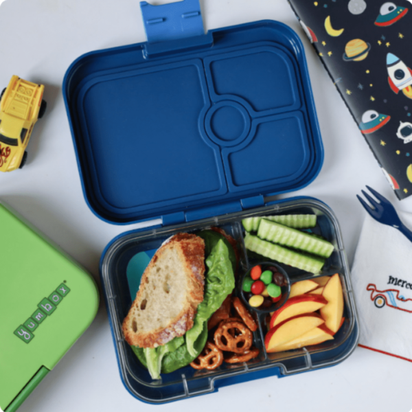 Φαγητοδοχείο Yumbox Panino με 4 χωρίσματα – Μπλε – Καρχαρίας - Image 2