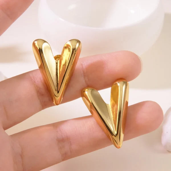 SIMPLE GOLD HEART EARRING