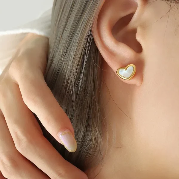 HEART SHAPE GOLD EARRING