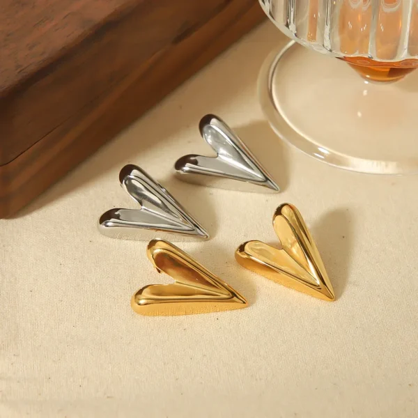 SIMPLE GOLD HEART EARRING - Image 3