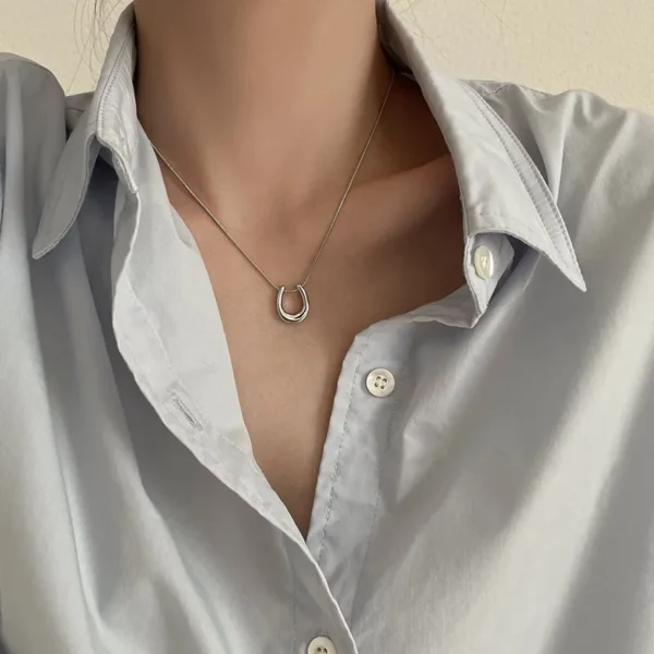 U-SHAPED NECKLACE